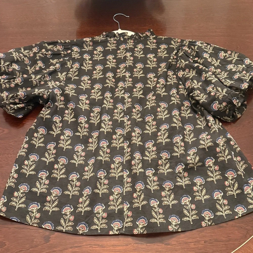 NWT THML Black Petal and Pitch Blouse with Red and Blue Floral Design Size XS - Picture 5 of 5